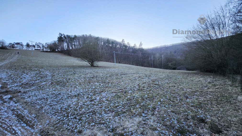 Veľkorysý rekreačný pozemok pod Obišovským hradom