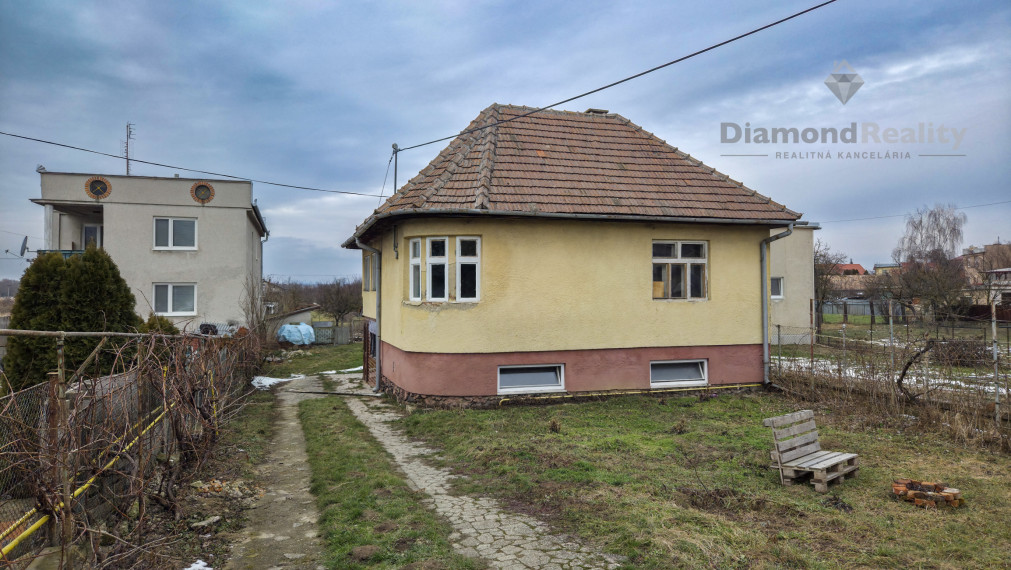 NA PREDAJ VEĽKÝ POZEMOK S RODINNÝM DOMOM | 2129 m² | ŽDAŇA