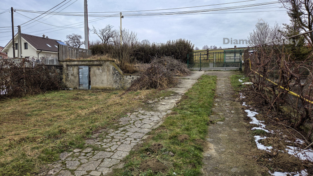 NA PREDAJ VEĽKÝ POZEMOK S RODINNÝM DOMOM | 2129 m² | ŽDAŇA