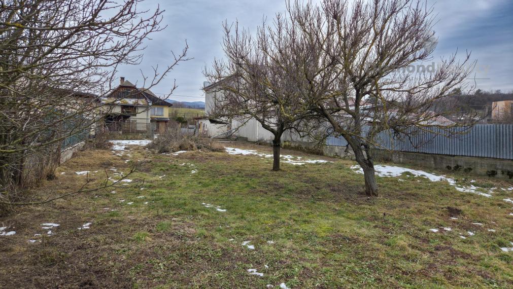 NA PREDAJ VEĽKÝ POZEMOK S RODINNÝM DOMOM | 2129 m² | ŽDAŇA