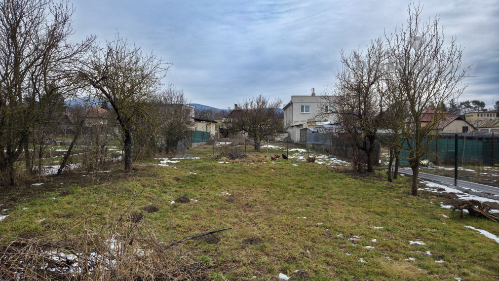 NA PREDAJ VEĽKÝ POZEMOK S RODINNÝM DOMOM | 2129 m² | ŽDAŇA