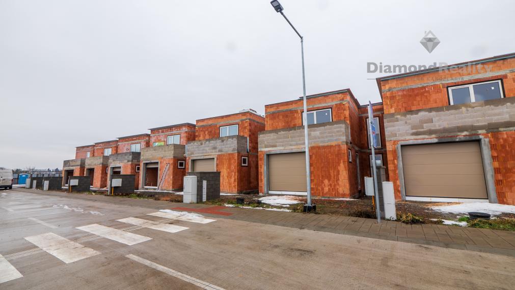 NA PREDAJ NOVÝ REZIDENČNÝ PROJEKT 7 RODINNÝCH DOMOV | OBEC VALALIKY
