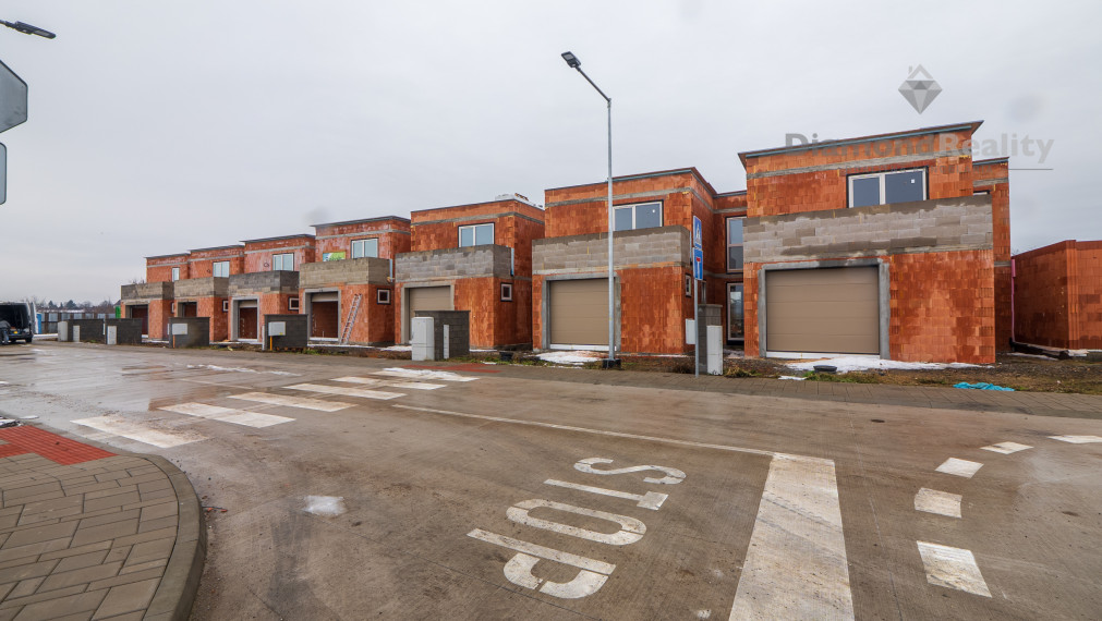 NA PREDAJ NOVÝ REZIDENČNÝ PROJEKT 7 RODINNÝCH DOMOV | OBEC VALALIKY