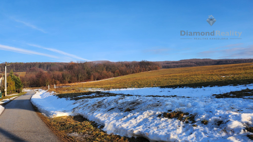 Slnečný pozemok v pokojnej lokalite Hodkoviec – ideálna príležitosť pre developerov a investorov