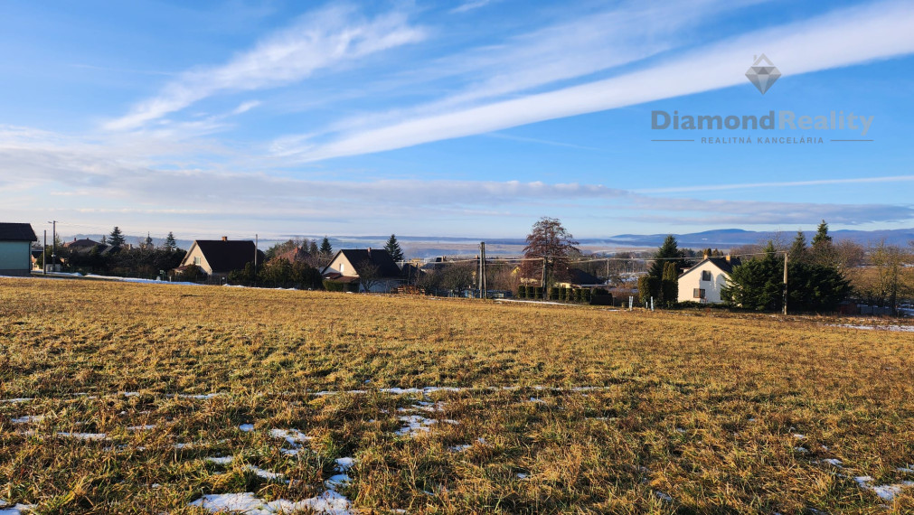 Slnečný pozemok v pokojnej lokalite Hodkoviec – ideálna príležitosť pre developerov a investorov