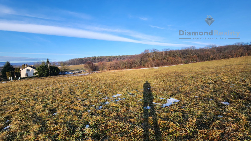 Slnečný pozemok v pokojnej lokalite Hodkoviec – ideálna príležitosť pre developerov a investorov