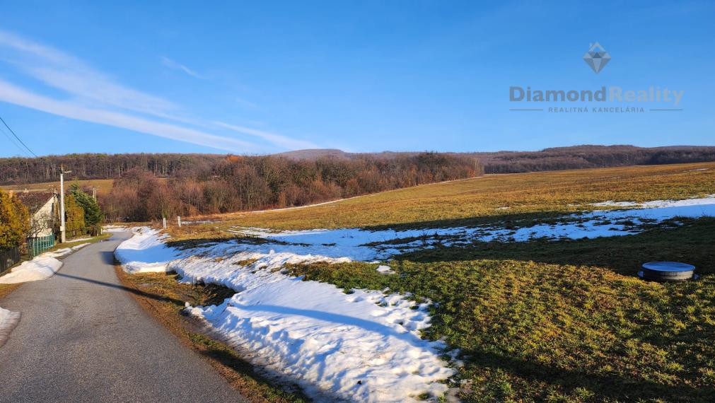 Slnečný pozemok v pokojnej lokalite Hodkoviec – ideálna príležitosť pre developerov a investorov