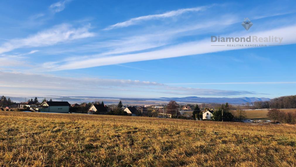 Slnečný pozemok v pokojnej lokalite Hodkoviec – ideálna príležitosť pre developerov a investorov