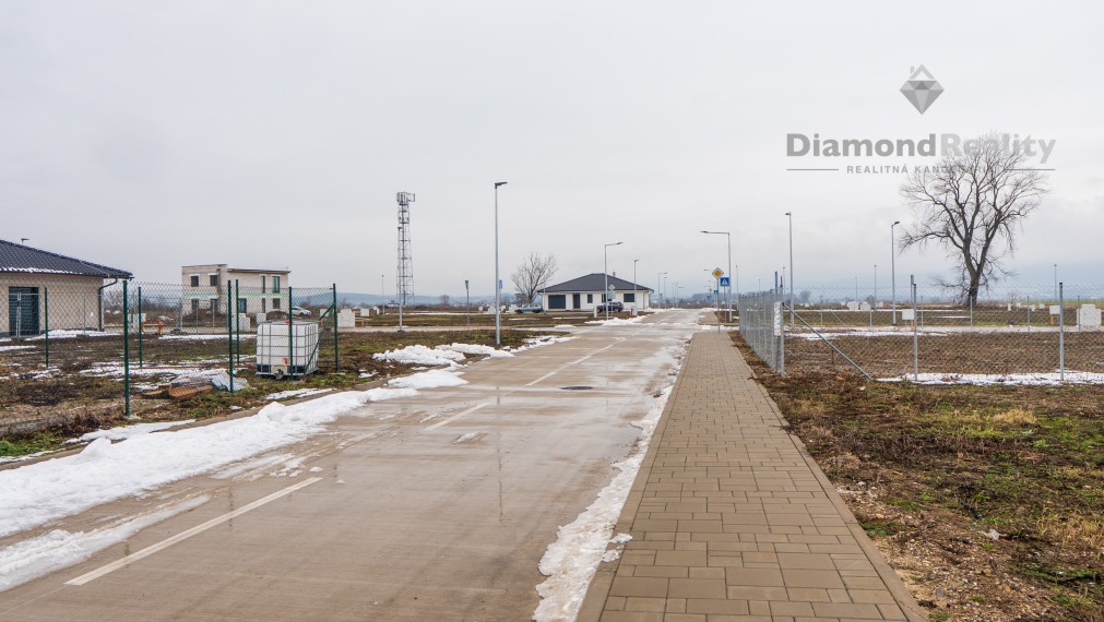 REZERVOVANÉ | NA PREDAJ STAVEBNÝ POZEMOK SO VŠETKÝMI IS NA POZEMKU | 543m2 | OBEC VALALIKY