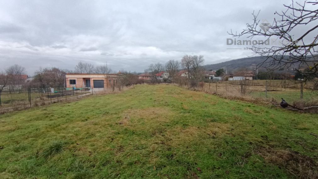 NA PREDAJ – DVA RODINNÉ DOMY NA POZEMKU 2 624 m², BÁDICE