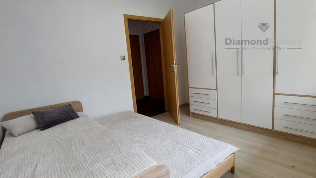 PRENÁJOM | Priestranný 3-izbový byt s balkónom a klimatizáciou – Nitra, Klokočina