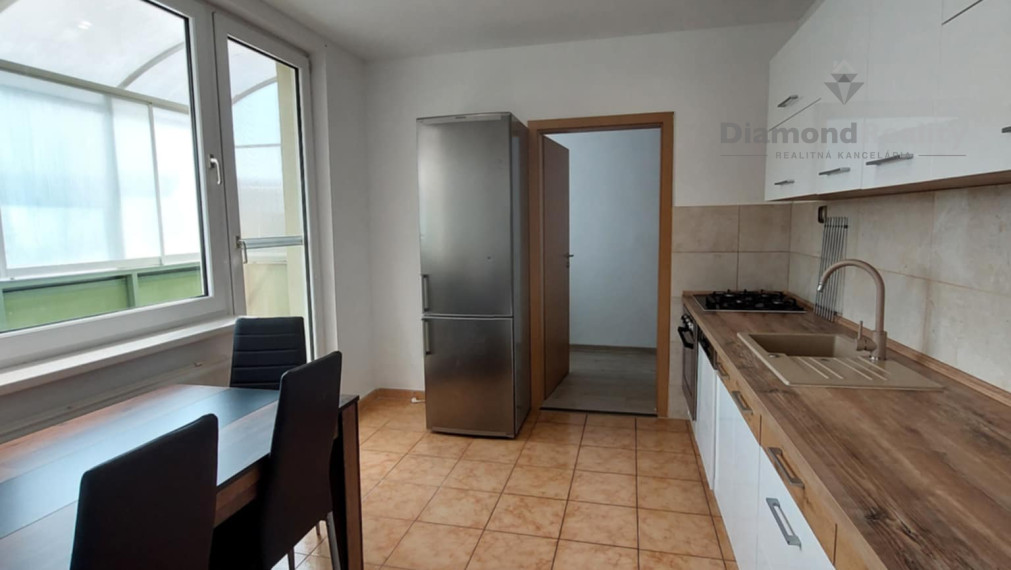 PRENÁJOM | Priestranný 3-izbový byt s balkónom a klimatizáciou – Nitra, Klokočina