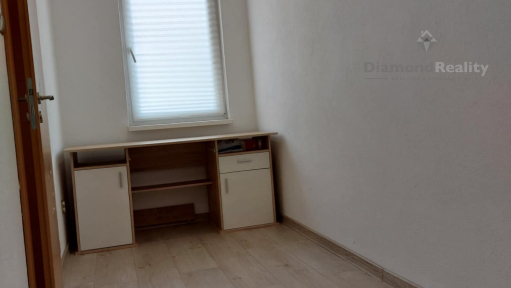 PRENÁJOM | Priestranný 3-izbový byt s balkónom a klimatizáciou – Nitra, Klokočina