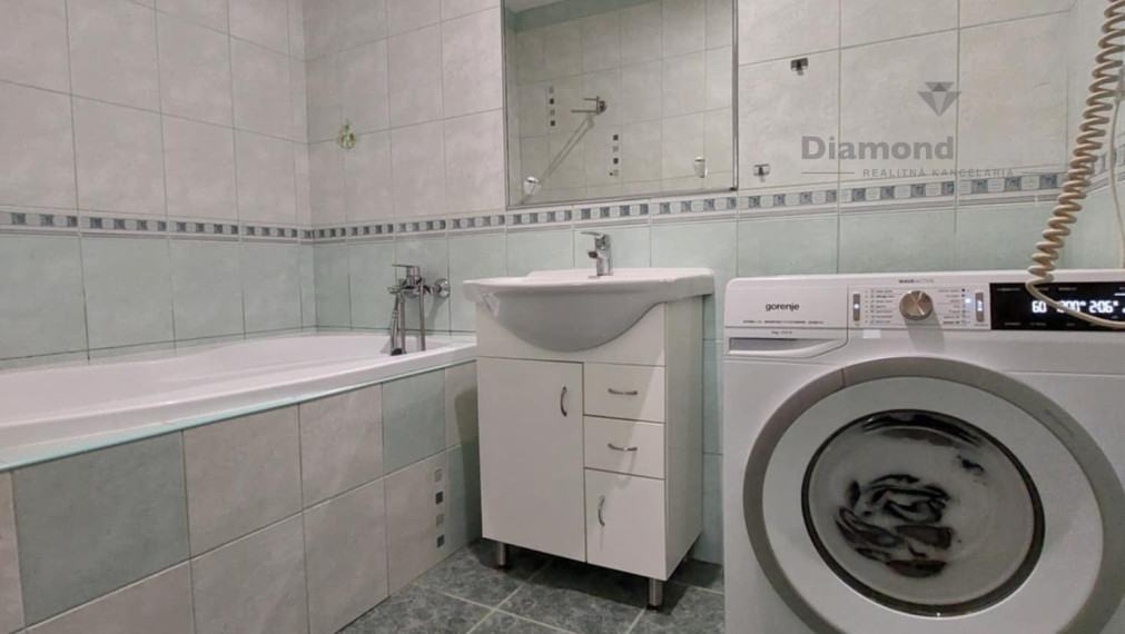 PRENÁJOM | Priestranný 3-izbový byt s balkónom a klimatizáciou – Nitra, Klokočina