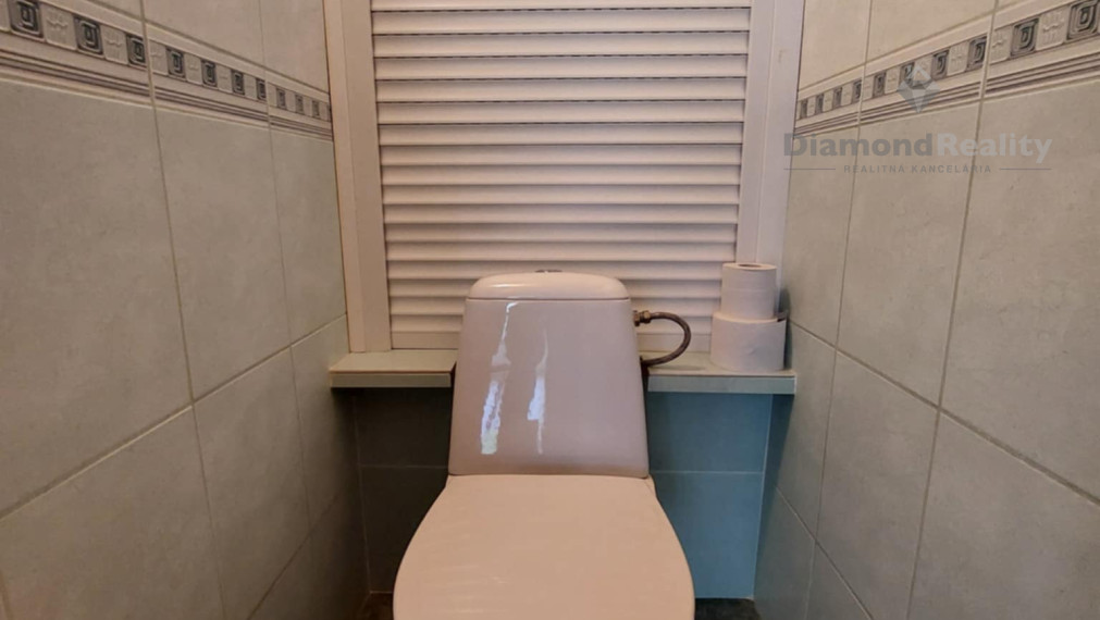 PRENÁJOM | Priestranný 3-izbový byt s balkónom a klimatizáciou – Nitra, Klokočina