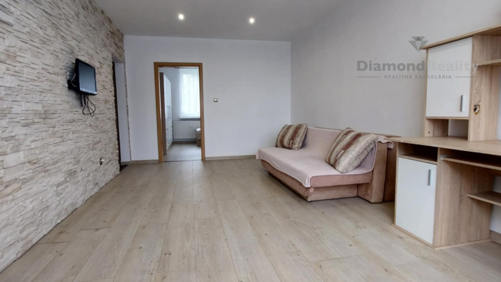 PRENÁJOM | Priestranný 3-izbový byt s balkónom a klimatizáciou – Nitra, Klokočina