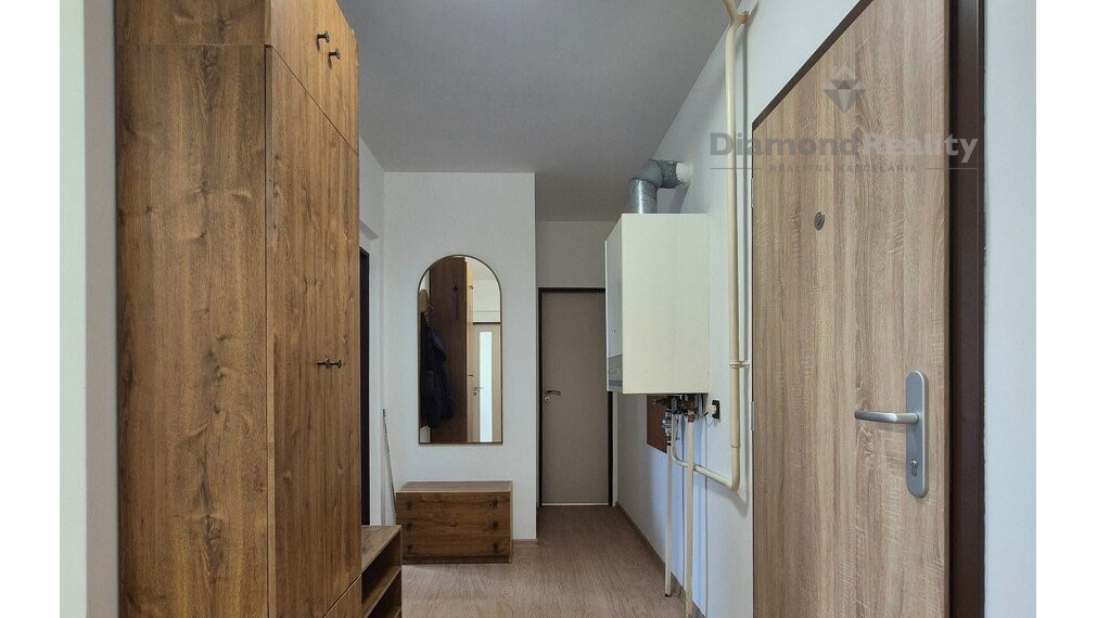 Na prenájom prerobený 2 izbový byt, balkón, Podhorská, Banka.