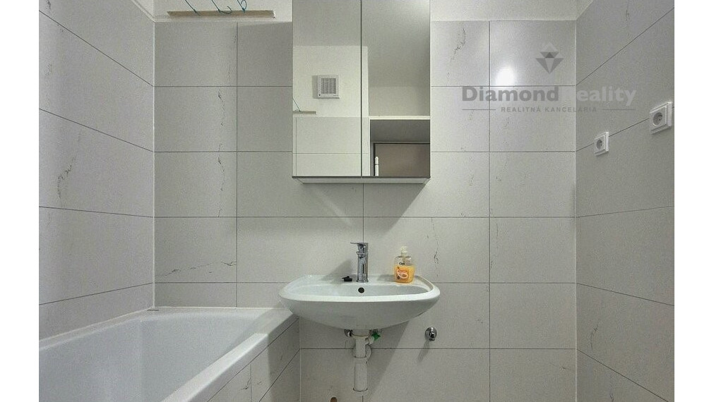 Na prenájom prerobený 2 izbový byt, balkón, Podhorská, Banka.