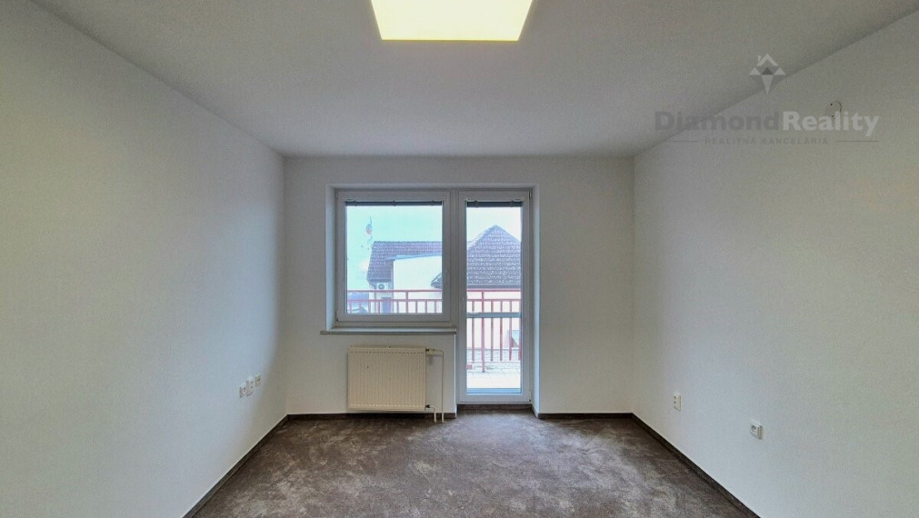 Na prenájom prerobený 2 izbový byt, balkón, Podhorská, Banka.