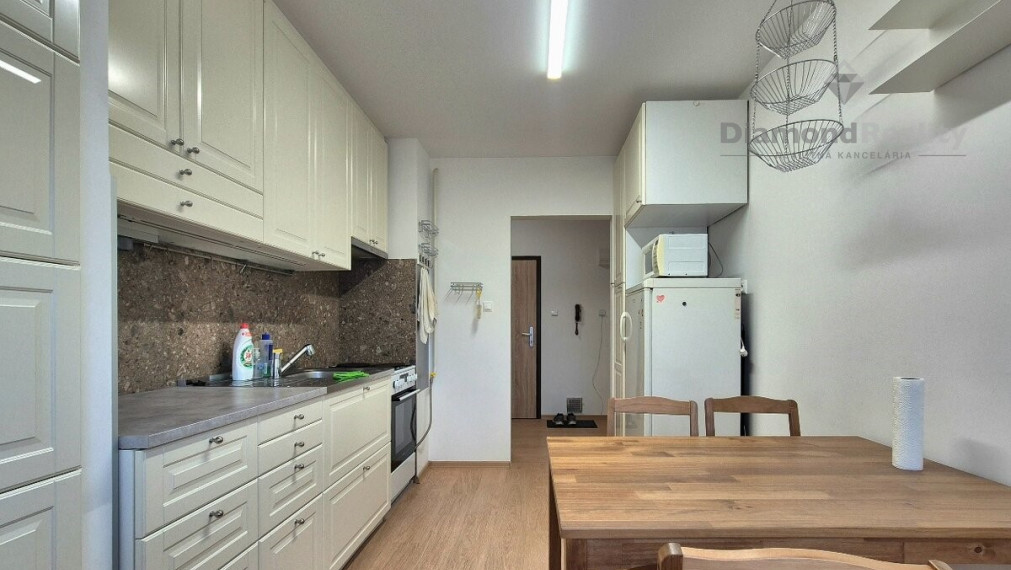 Na prenájom prerobený 2 izbový byt, balkón, Podhorská, Banka.