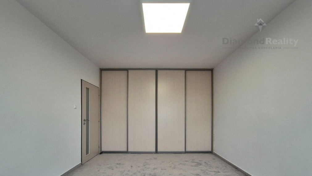 Na prenájom prerobený 2 izbový byt, balkón, Podhorská, Banka.