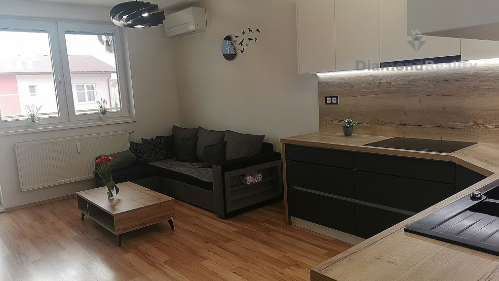 Na prenájom zariadený 4 izbový byt, 2 balkóny Muškát Pezinok.