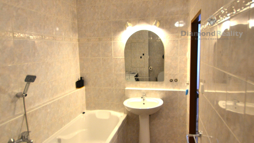 TOP Na prenájom zrekonštruovaný 3-izbový byt Ždiarska ulica Nad jazerom, Košice