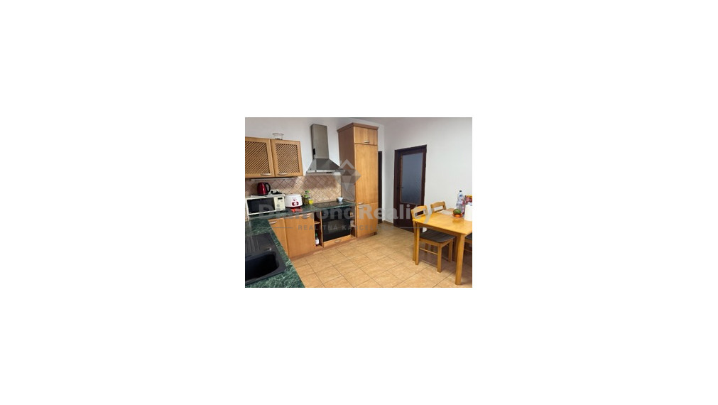 Na prenájom plne zariadený 3 izbový byt v dome Slovenský Grob.