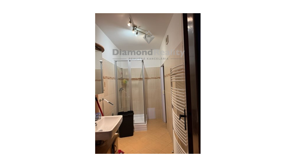 Na prenájom plne zariadený 3 izbový byt v dome Slovenský Grob.