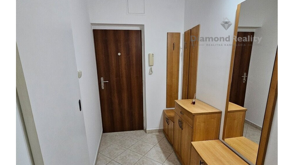 Na prenájom veľký 2 izbový byt, balkón, centrum, Hlohovec.