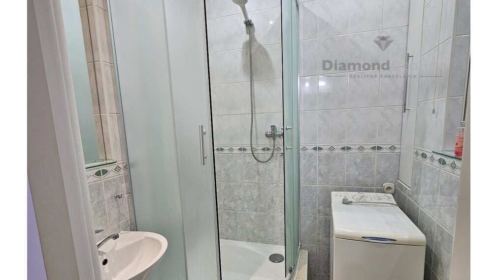 Na prenájom veľký 2 izbový byt, balkón, centrum, Hlohovec.