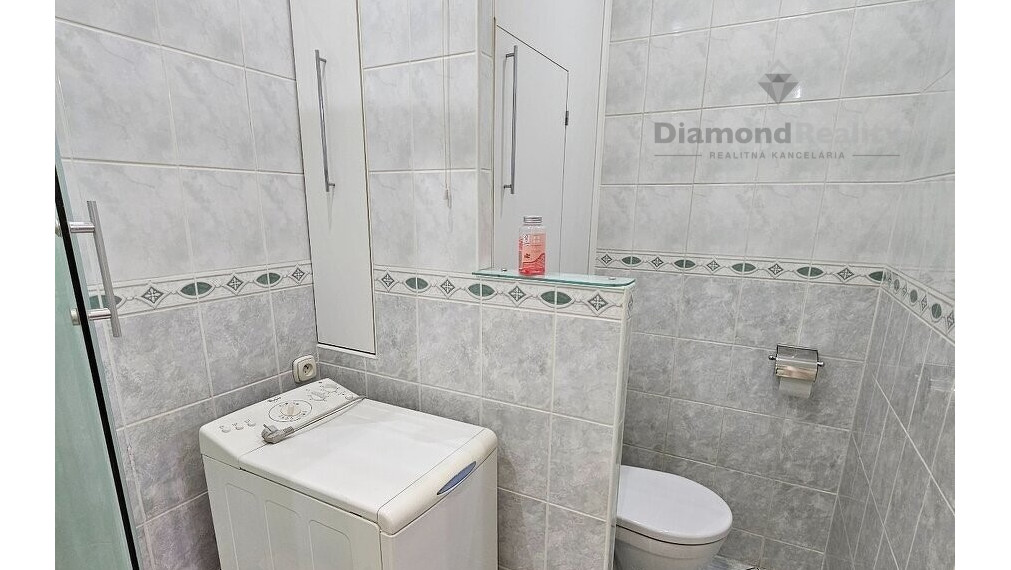 Na prenájom veľký 2 izbový byt, balkón, centrum, Hlohovec.