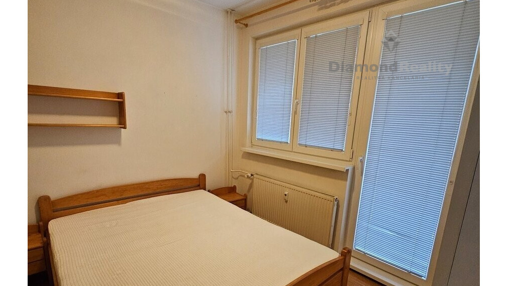 Na prenájom veľký 2 izbový byt, balkón, centrum, Hlohovec.