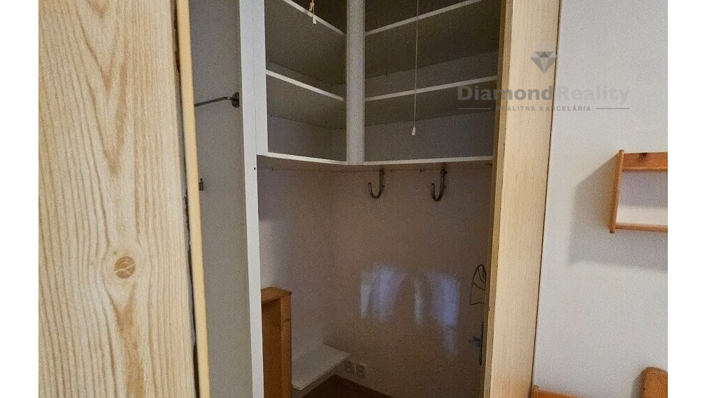 Na prenájom veľký 2 izbový byt, balkón, centrum, Hlohovec.