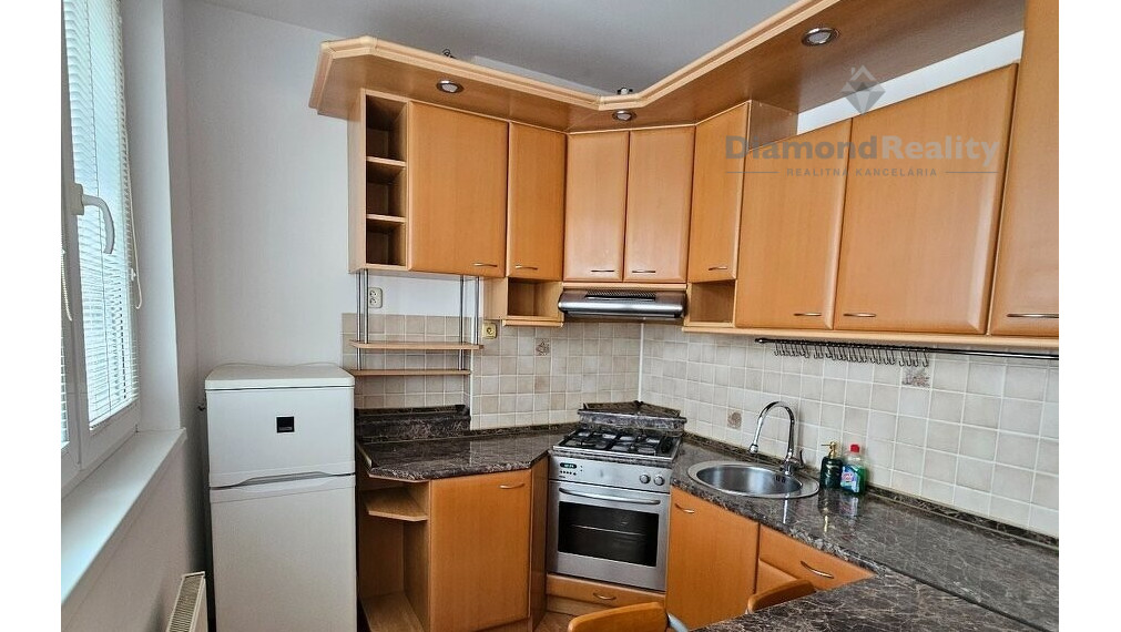 Na prenájom veľký 2 izbový byt, balkón, centrum, Hlohovec.