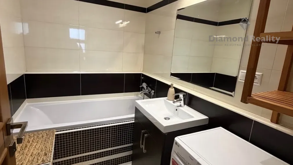 Na prenájom zariadený 3 izbový byt, balkón, Mudrocha, Senica.