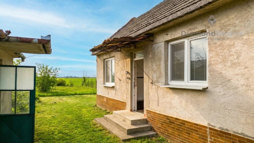 Na predaj starší rodinný dom s veľkou záhradou obec Siladice.