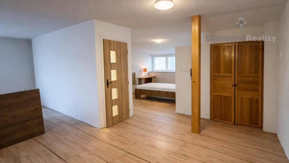 NA PRENÁJOM VEĽKÁ SAMOSTATNÁ IZBA V BYTOVEJ JEDNOTKE