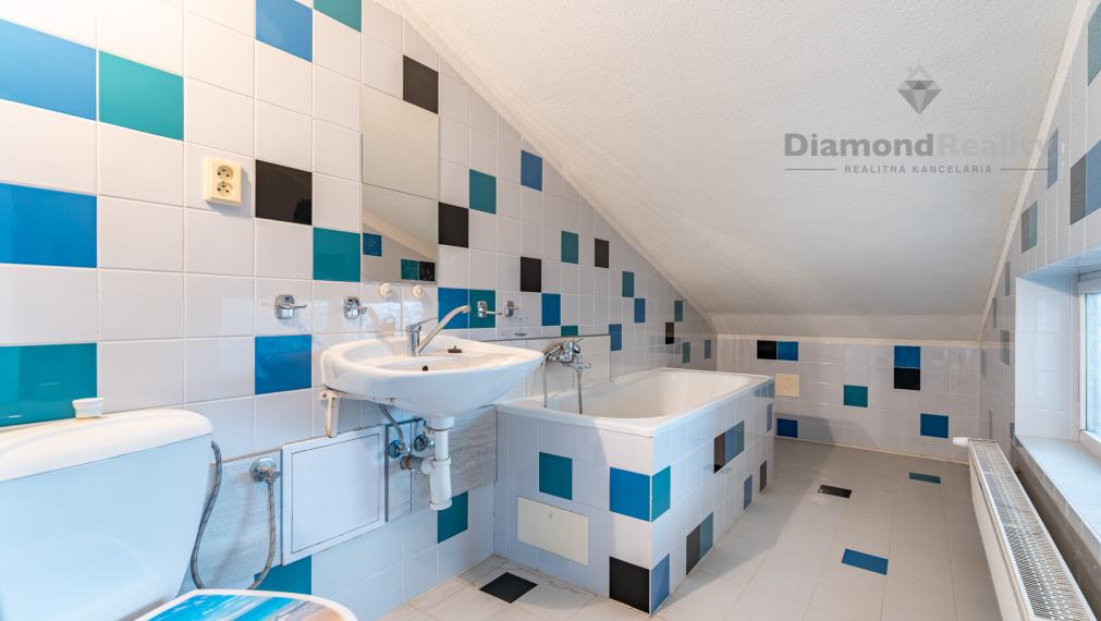 NA PRENÁJOM VEĽKÁ SAMOSTATNÁ IZBA V BYTOVEJ JEDNOTKE