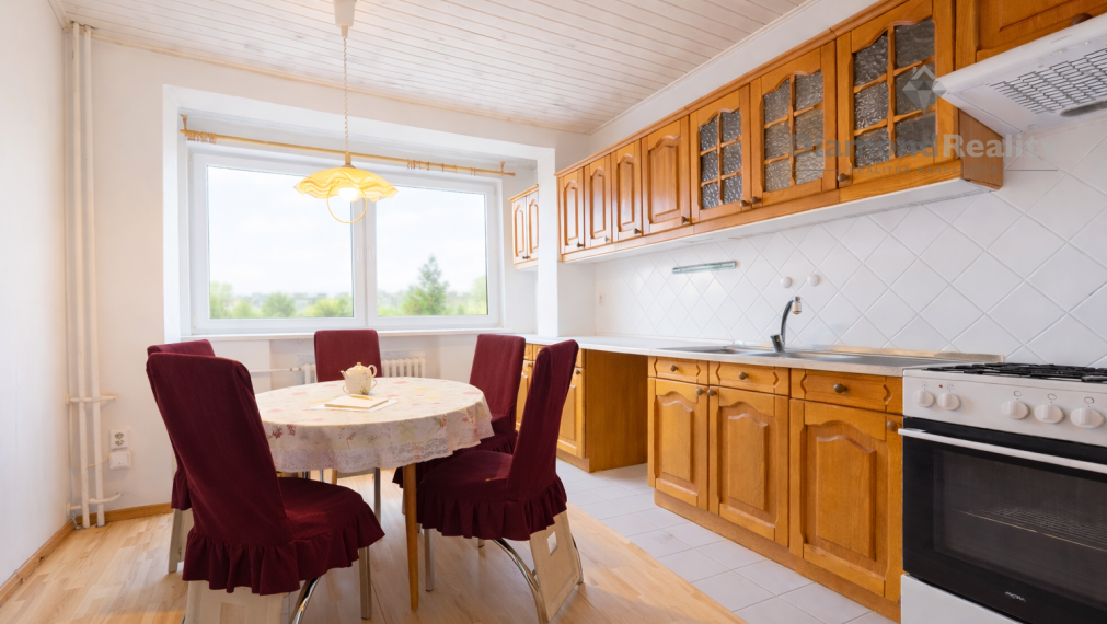 NA PRENÁJOM SAMOSTATNÁ IZBA S PRIESTRANNÝM BALKÓNOM V BYTOVEJ JEDNOTKE