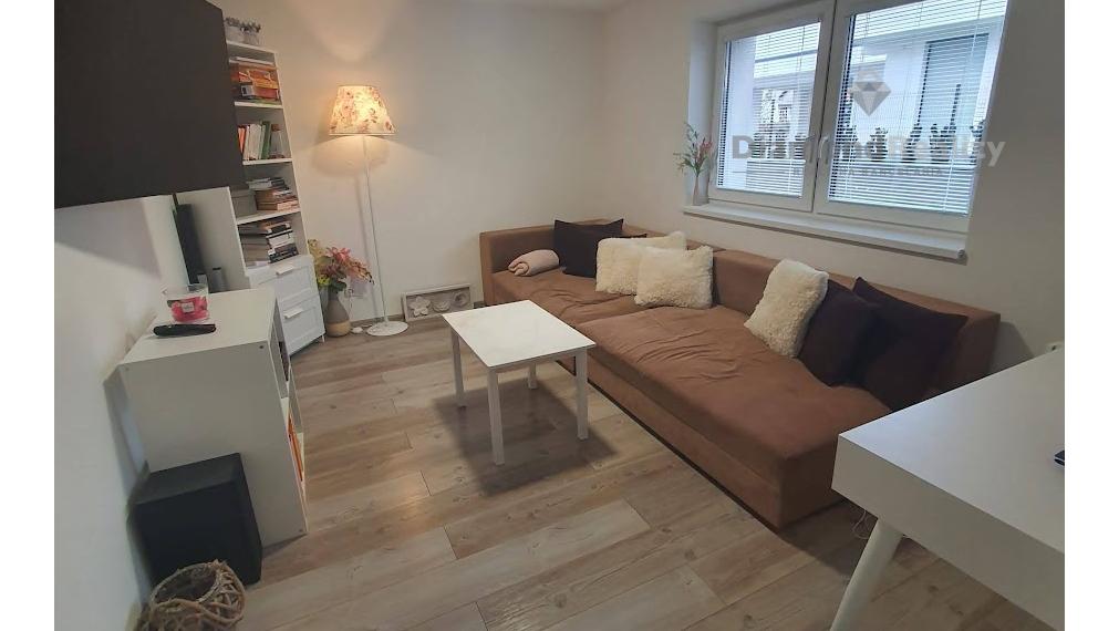 Na prenájom  3 izbový byt na Solivare  s veľkou terasou a pozemkom