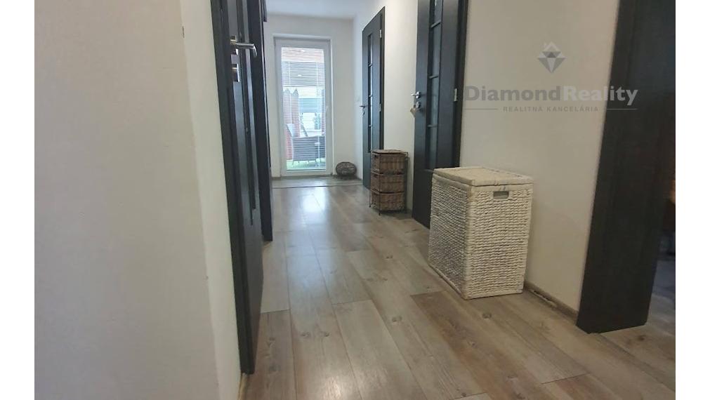 Na prenájom  3 izbový byt na Solivare  s veľkou terasou a pozemkom