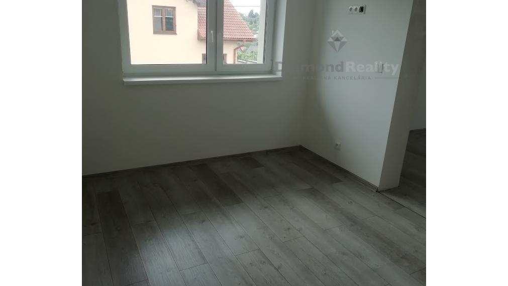 Na prenájom  3 izbový byt na Solivare  s veľkou terasou a pozemkom