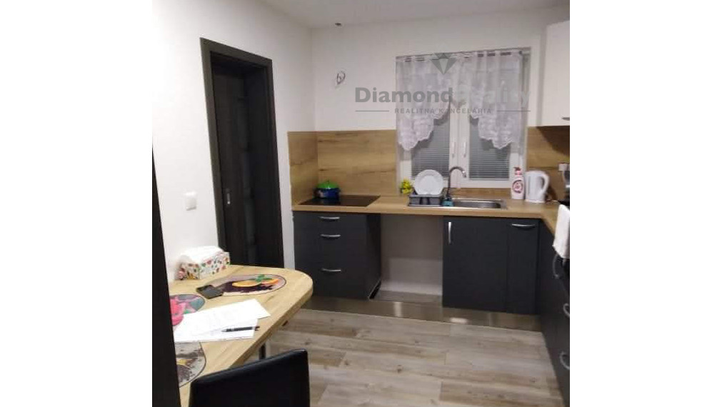 Na predaj rodinný dom s dvoma  3 izbovými  bytmi na Solivare