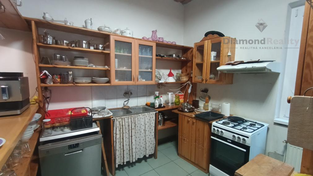 Na predaj  rodinný dom s veľkým pozemkom v malebnej obci Svätoplukovo