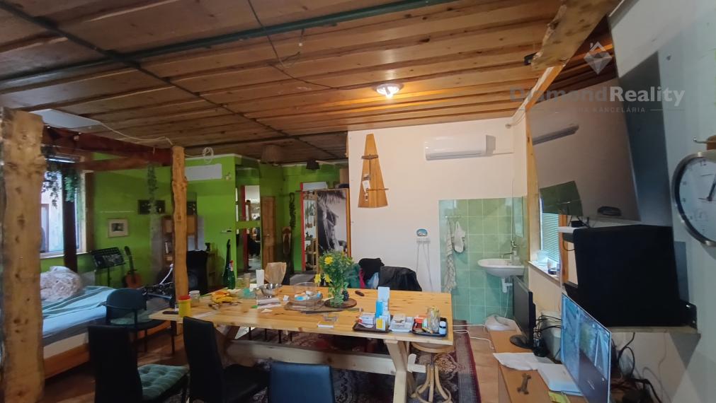 Na predaj  rodinný dom s veľkým pozemkom v malebnej obci Svätoplukovo