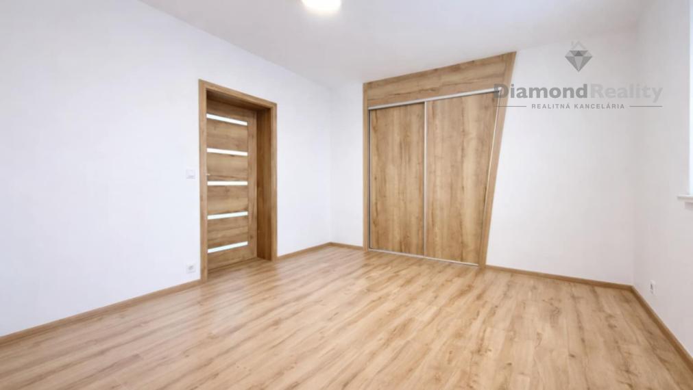 Na predaj 5-izbový bungalov , v obci Seňa