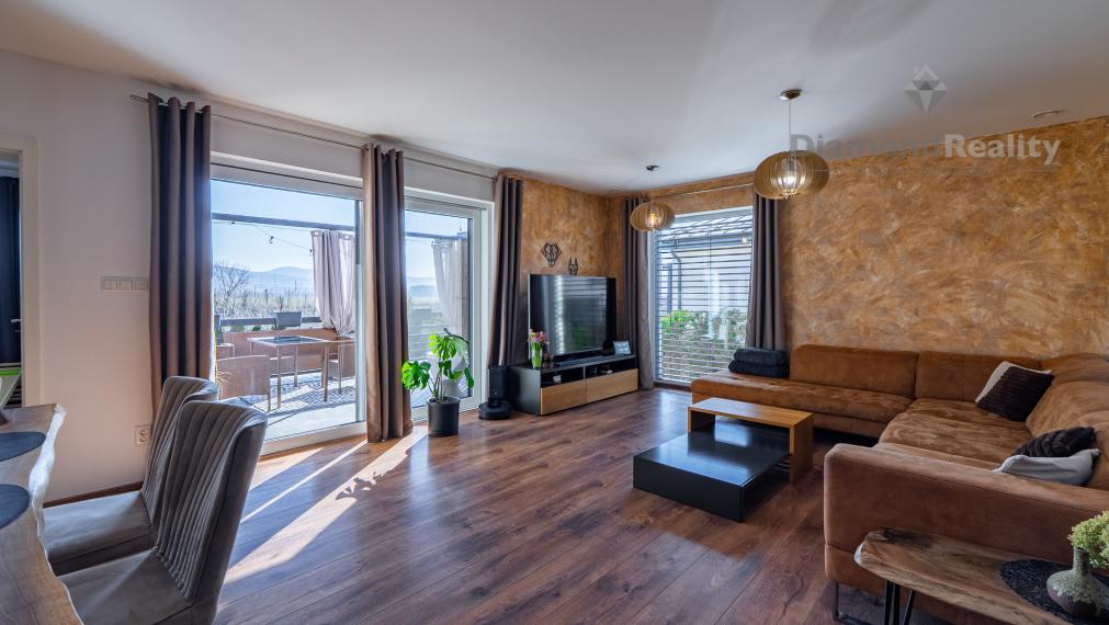 NÁDHERNÝ 4 IZBOVÝ BUNGALOV NABITÝ TECHNOLÓGIAMI | NOVÁ ŠTVRŤ OBCE GYŇOV | 742m2 POZEMOK