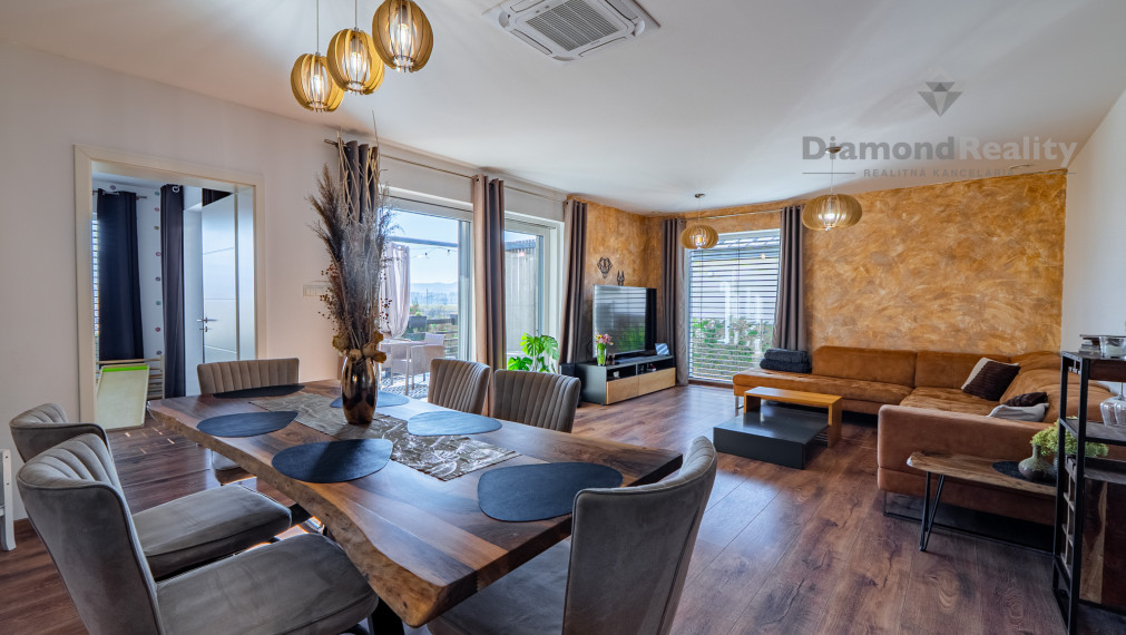 NÁDHERNÝ 4 IZBOVÝ BUNGALOV NABITÝ TECHNOLÓGIAMI | NOVÁ ŠTVRŤ OBCE GYŇOV | 742m2 POZEMOK