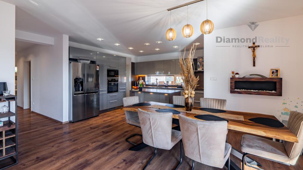 NÁDHERNÝ 4 IZBOVÝ BUNGALOV NABITÝ TECHNOLÓGIAMI | NOVÁ ŠTVRŤ OBCE GYŇOV | 742m2 POZEMOK